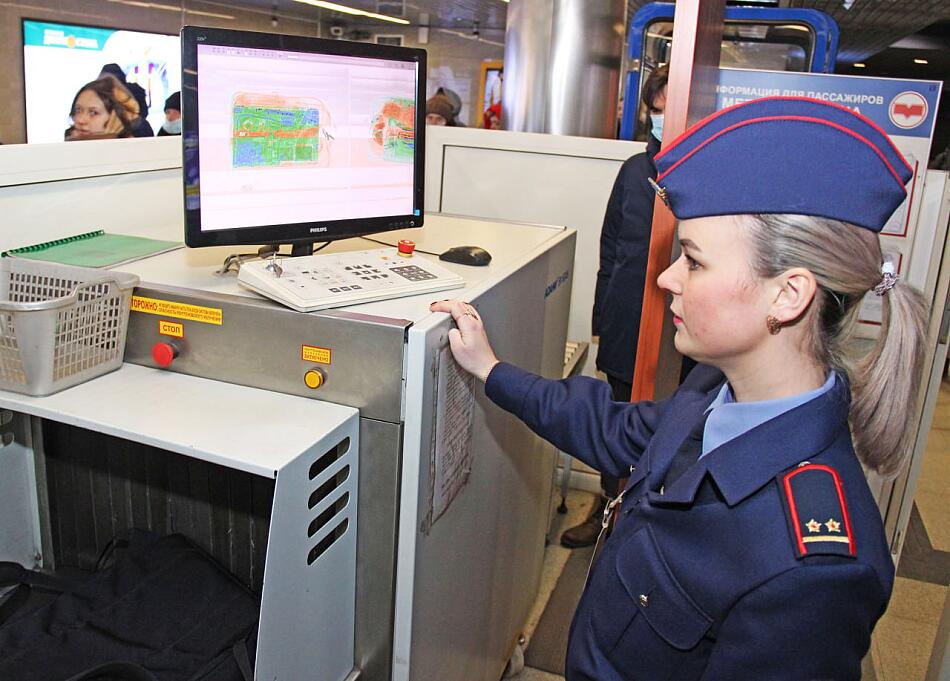 Проверка вещей в метро.
